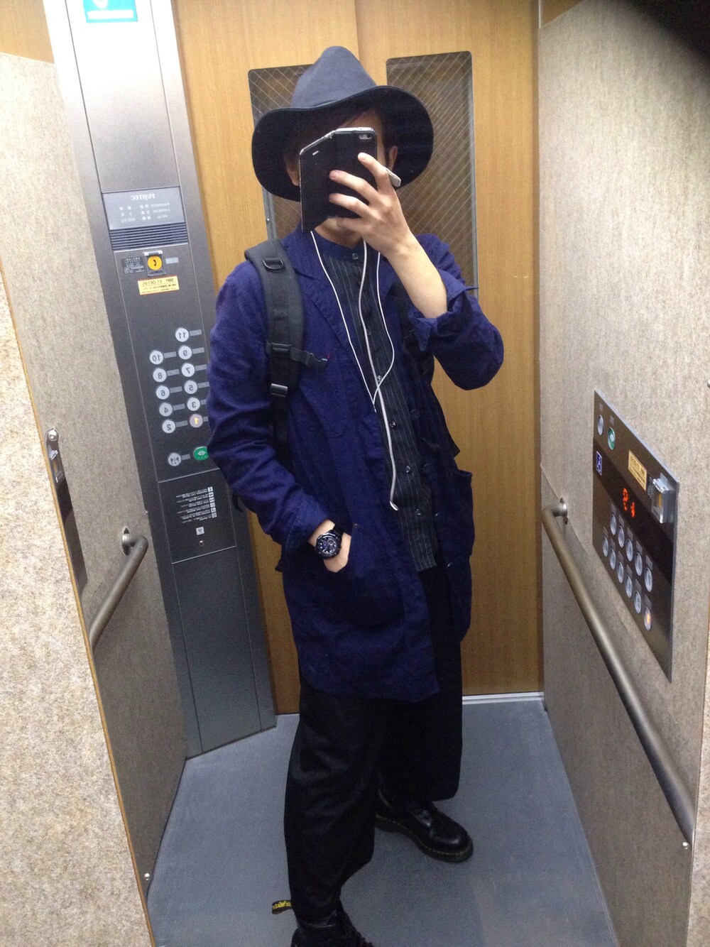 「ワイドパンツ、ショップコート、オールブラック、ツートーン、ブラック、ネイビー、Dr.Martens、HARE、ノーカラーシャツ、ストライプ」｜「SPINNSのアイテム（その他アウター、ブルー系）」を使った、バンバンさん（メンズ・170cm）の秋コーディネートの1枚目の写真