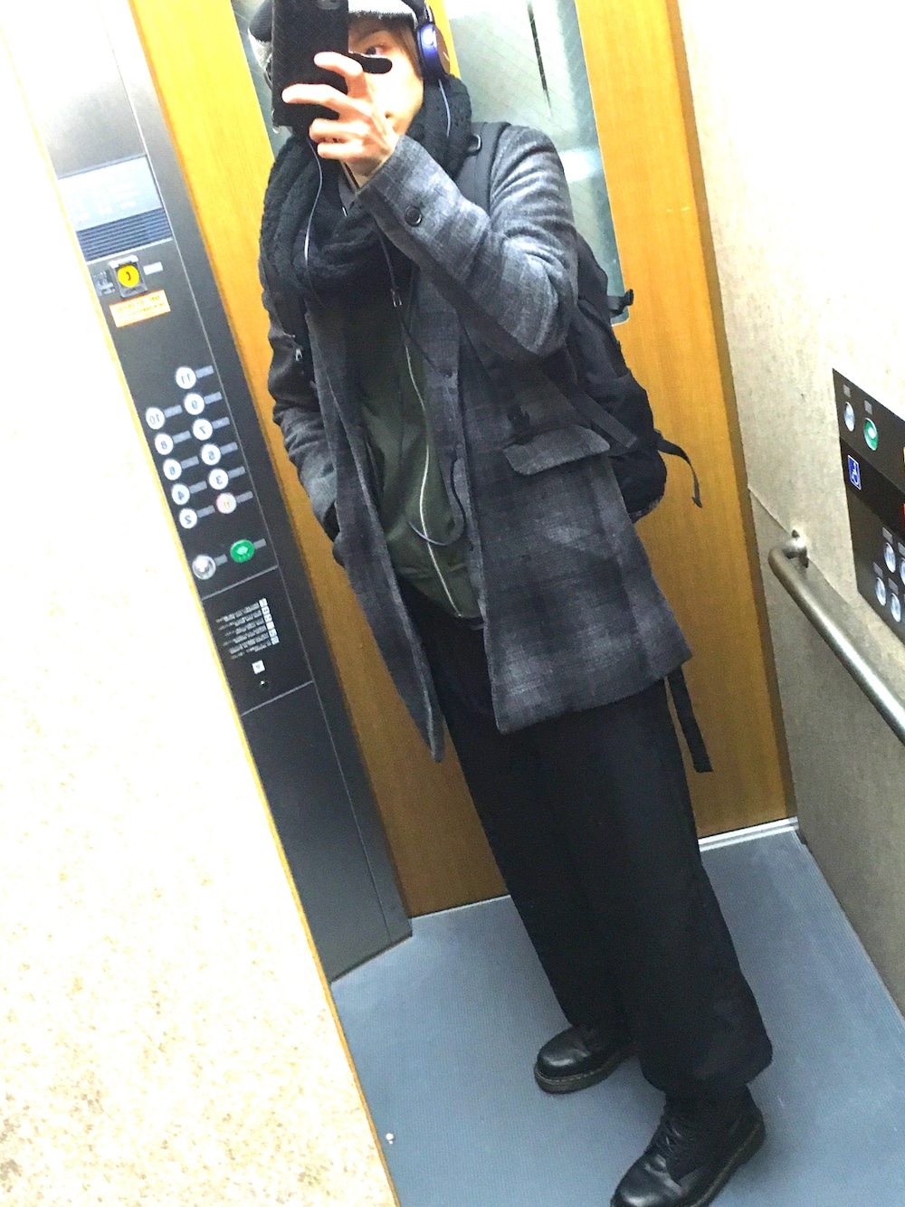 「チェスターコート、アウターONアウター、ガウチョパンツ、ワイドパンツ、Dr.Martens、ブーツスタイル」｜「SPINNSのアイテム（ミリタリージャケット、グリーン系）」を使った、バンバンさん（メンズ・170cm）の春コーディネートの1枚目の写真