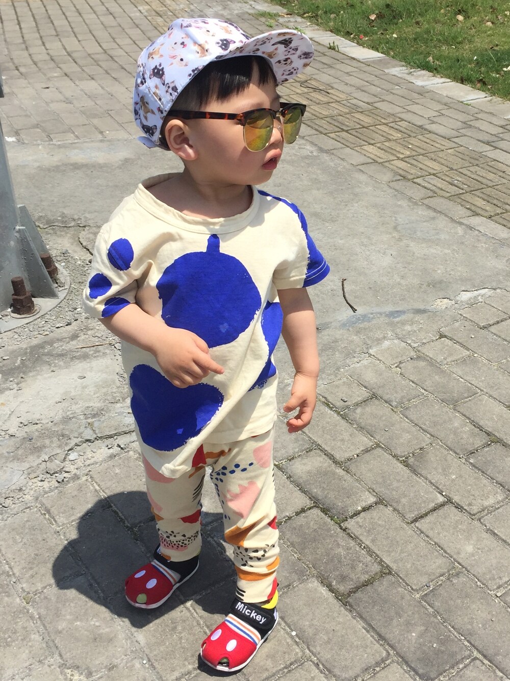 「初夏」｜「BOBO CHOSESのアイテム（Tシャツ/カットソー、ブルー系）」を使った、成天玩さん（キッズ・90cm）の春コーディネートの1枚目の写真