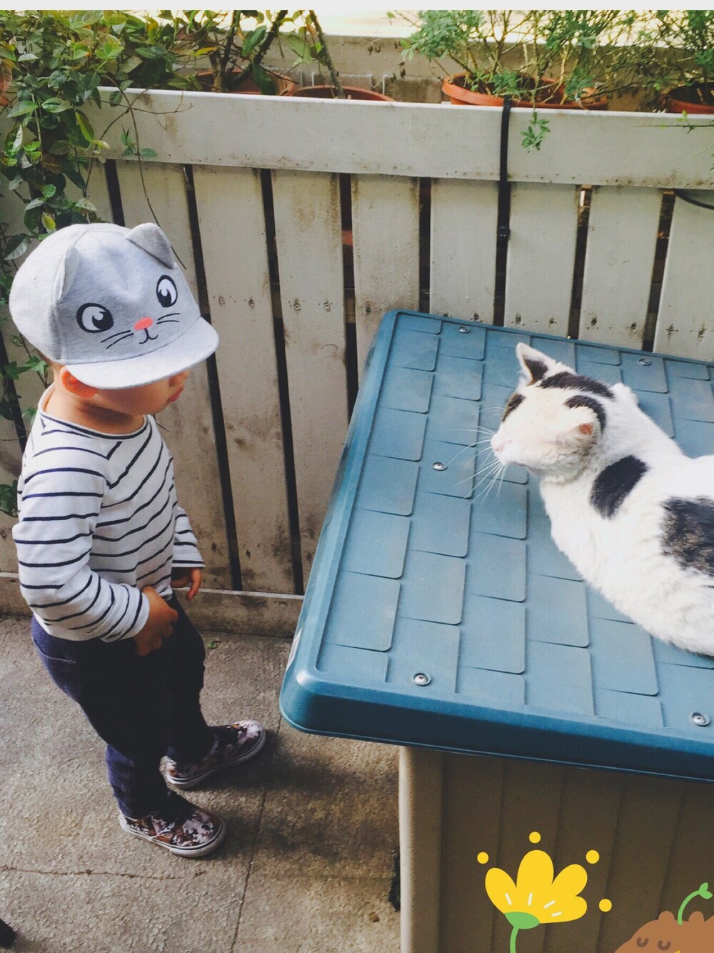 「条纹、猫咪」｜「ZARA KIDSのアイテム（Tシャツ/カットソー、ホワイト系）」を使った、成天玩さん（キッズ・90cm）の春コーディネートの1枚目の写真