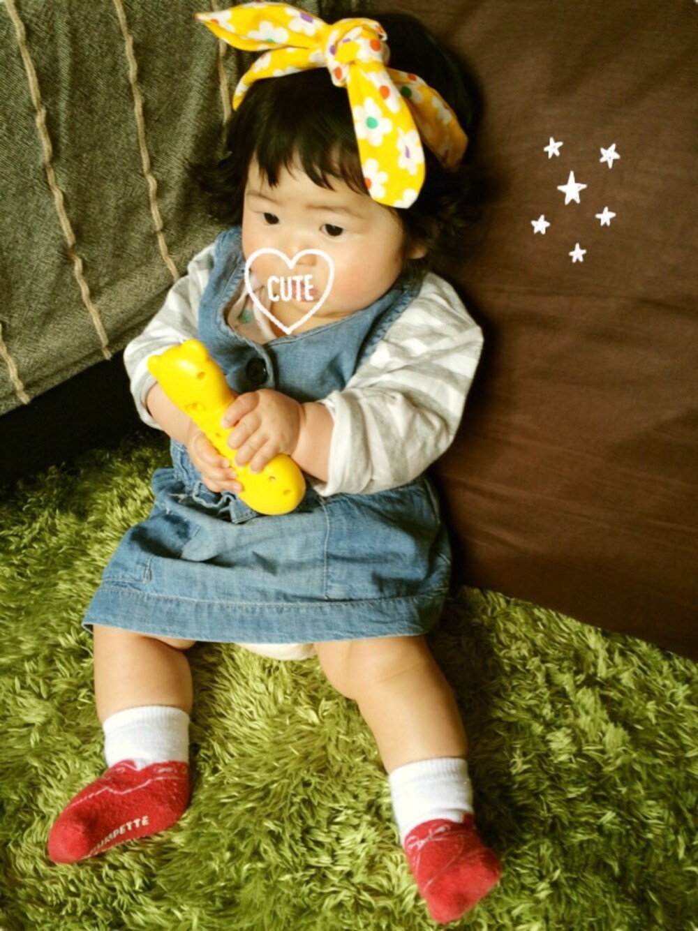 グレー系のTシャツ/カットソー、ブルー系のワンピース、レッド系のソックス/靴下を着用したキッズの春コーディネートの1枚目の写真