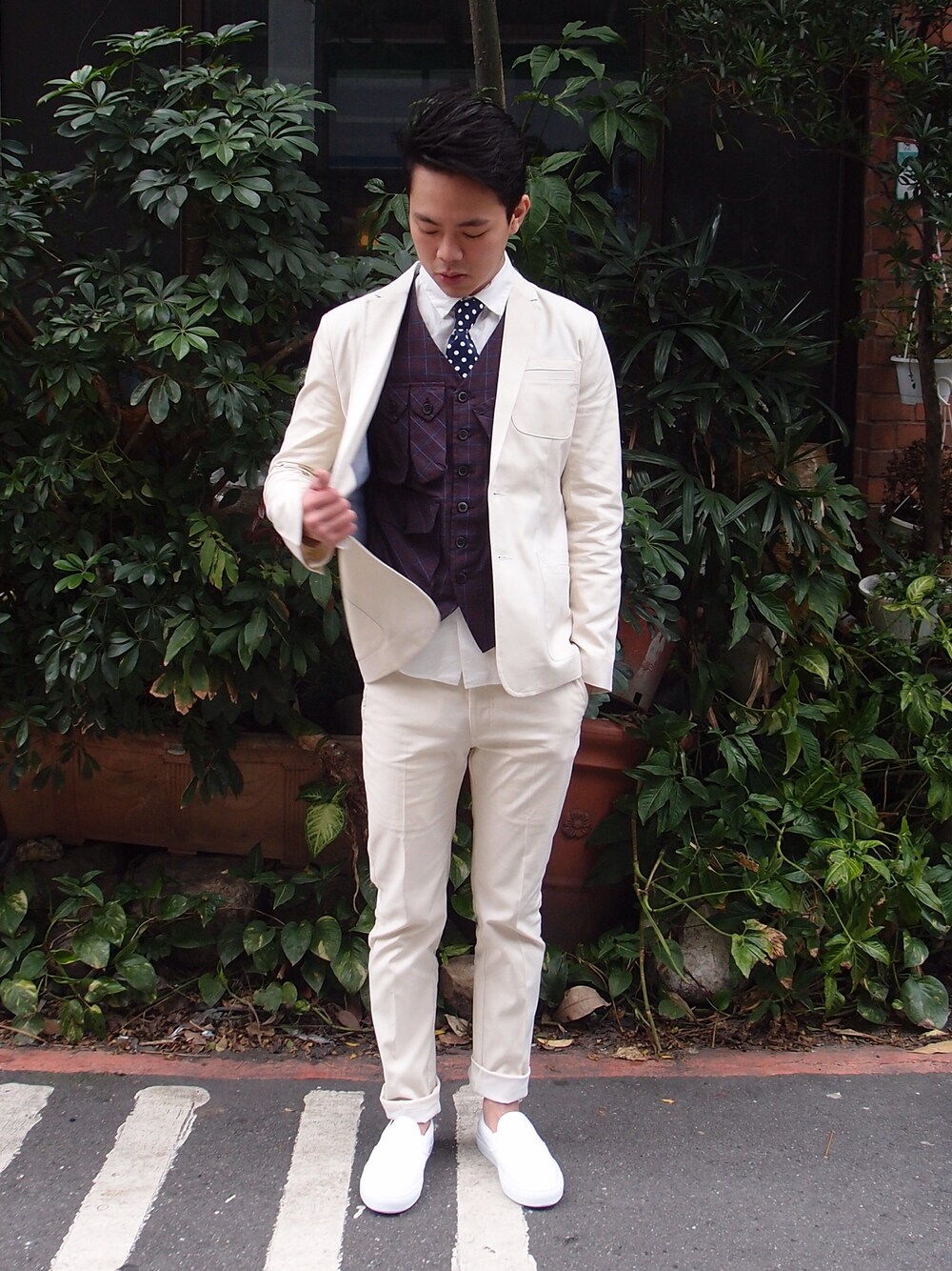 「東區、Suit、white」｜「plain-meのアイテム（カバーオール、ホワイト系）」を使った、Bruceさん（メンズ・177cm）の春コーディネートの1枚目の写真