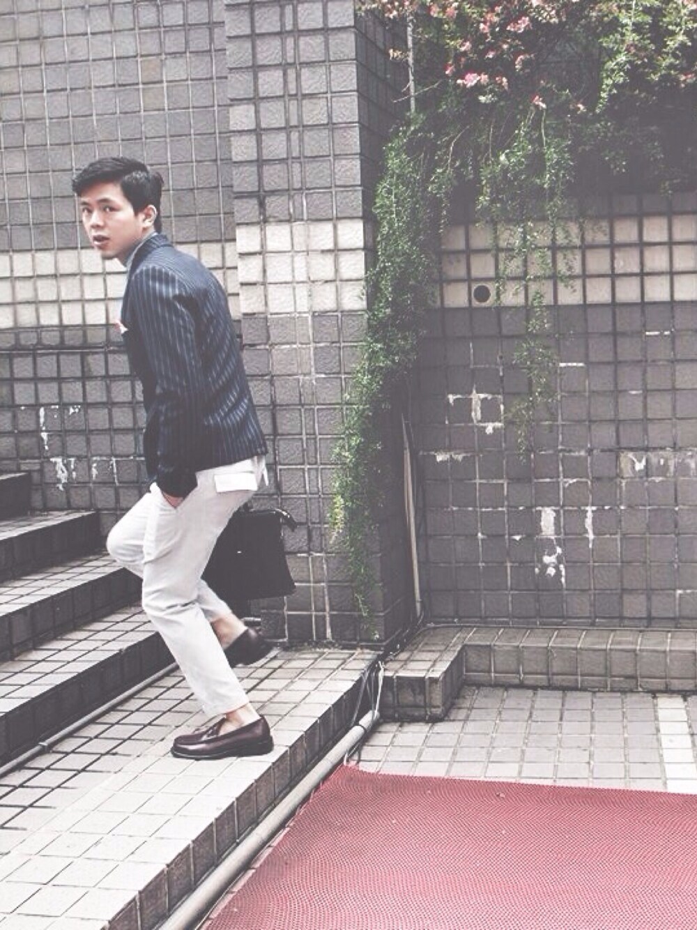「street、Taiwan、TAIPEI、boy、swag」｜「plain-meのアイテム（スーツジャケット、ブルー系）」を使った、Bruceさん（メンズ・177cm）の春コーディネートの1枚目の写真