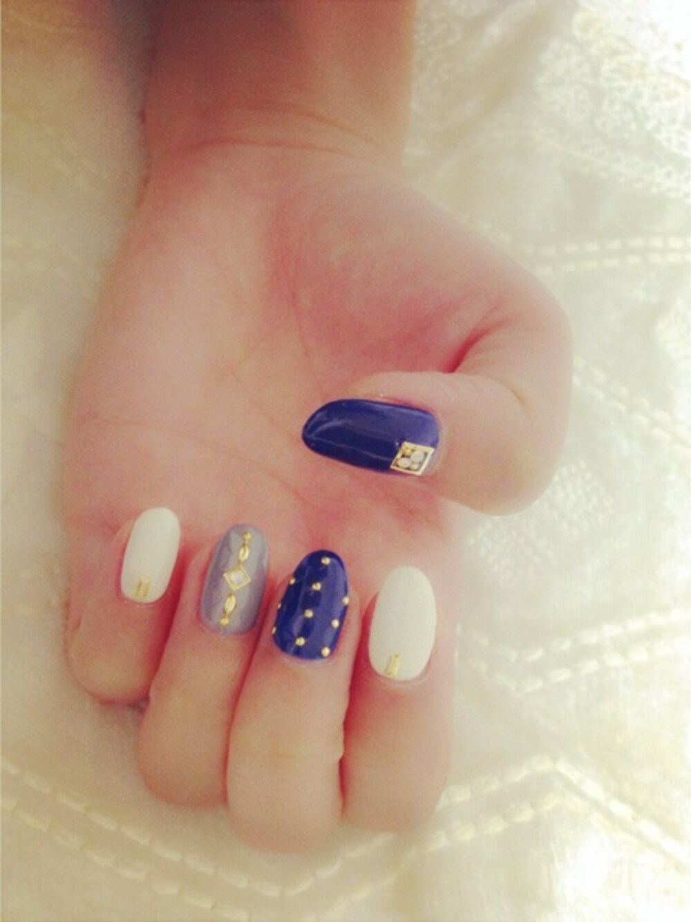 「nail 、gray、white、navy」｜「nailのアイテム（その他、ホワイト系）」を使った、し〜さん（レディース・156cm）の秋コーディネートの1枚目の写真