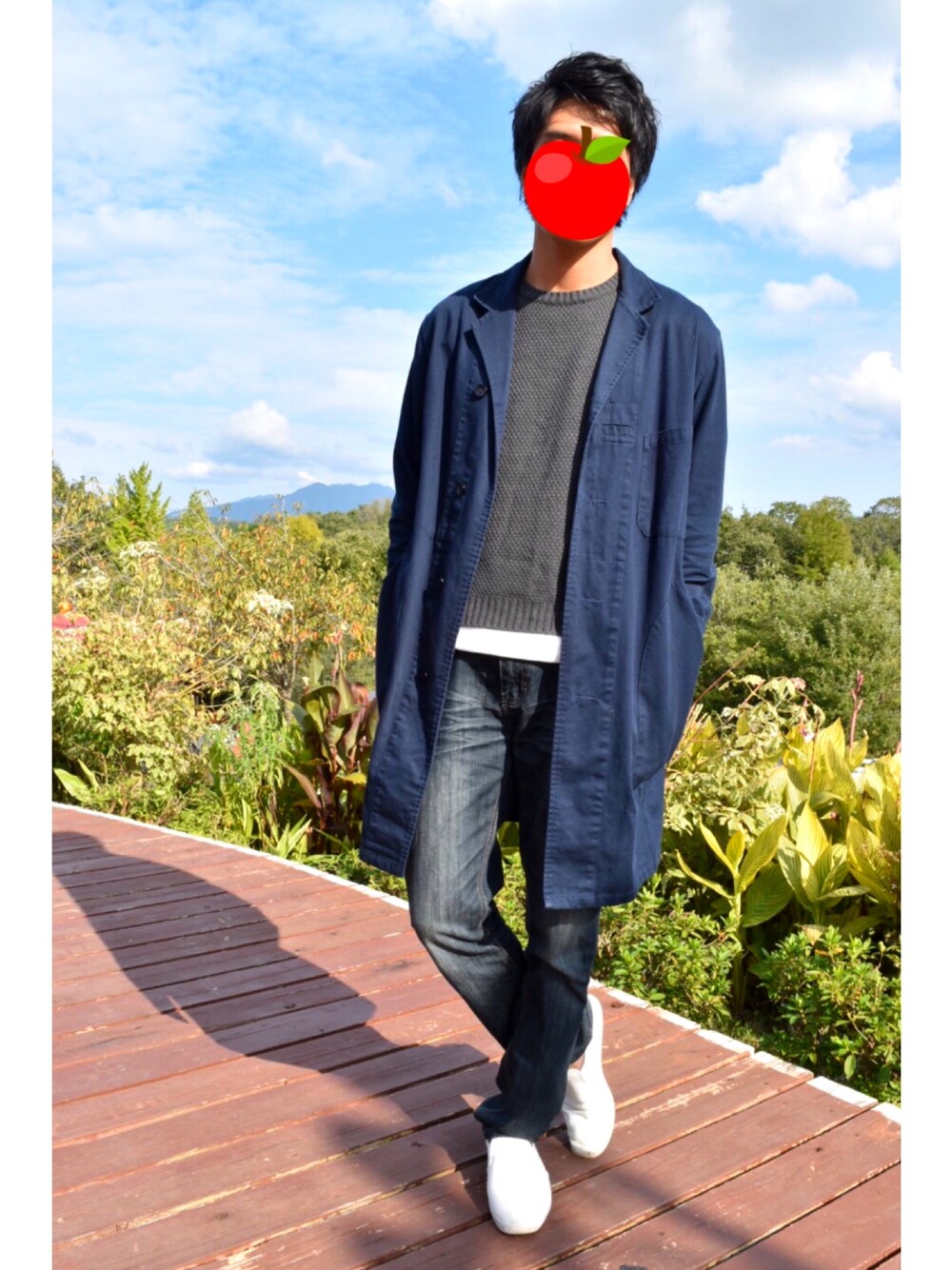 ブルー系のその他アウター、グリーン系のベスト、ホワイト系のTシャツ/カットソーを着用したメンズの秋コーディネートの1枚目の写真