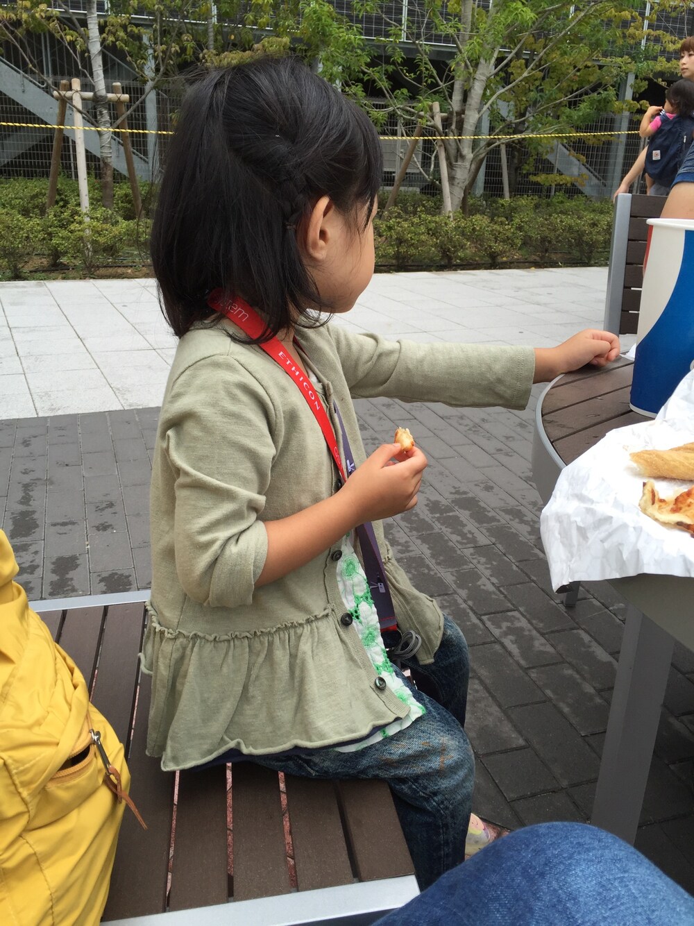 「SWAP MEET MARKETのアイテム（Tシャツ/カットソー、グリーン系）」を使った、hi46さん（キッズ・90cm）の秋コーディネートの1枚目の写真
