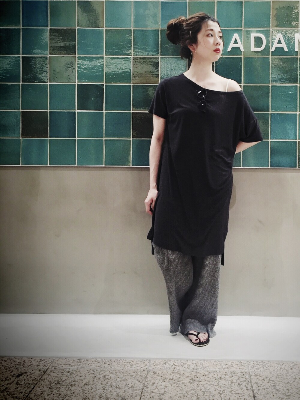 「TbyALEXANDERWANG、リブパンツ、アダムエロペ(ADAM ET ROPE')、グレー、ワントーンコーデ、TKEES、オフショルダー、お団子ヘアー」｜「ADAM ET ROPE'のRIB イージーニットパンツ（その他パンツ、グレー系）」を使った、SAKIさん（レディース・154cm）の夏コーディネートの1枚目の写真