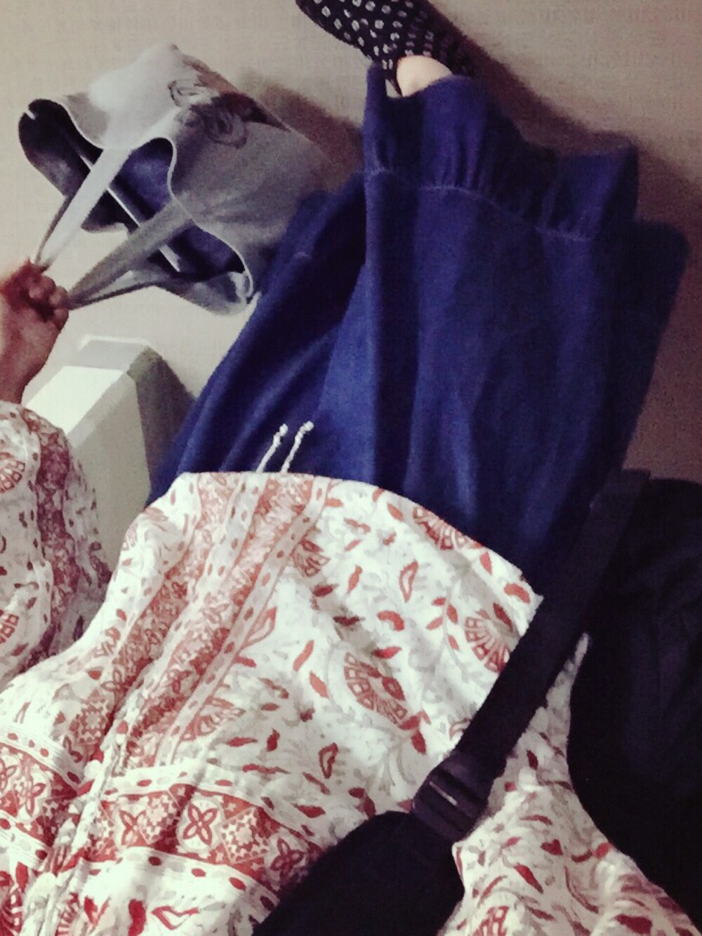 グレー系のトートバッグ、ブラック系のその他シューズ、ブラック系のバックパック/リュックを着用したレディースの夏コーディネートの1枚目の写真