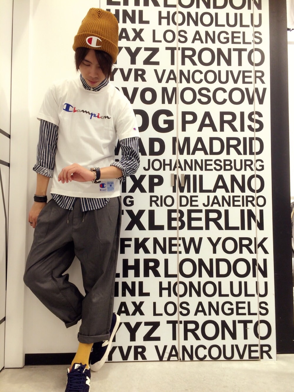 「FLASH REPORT、スニーカー、ニューバランス、チャンピオン、お花見、Tシャツ、ゆるコーデ、カジュアル、きれいめカジュアル、ユニクロ」｜「FLASH REPORTのツータックアンクル丈イージーパンツ／2tuck／アンクル丈／フラッシュリポート／ＦＬＡＳＨＲＥＰＯＲＴ（その他パンツ、グレー系）」を使った、Naoさん（メンズ・182cm）の春コーディネートの1枚目の写真