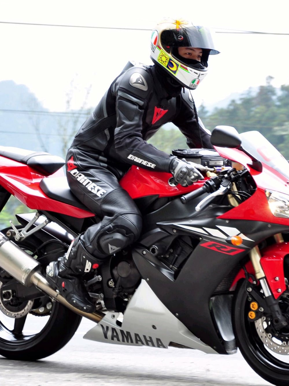 「MOTO、AGV、DAINESE、YAMAHA、R-1」｜「agvのアイテム（その他、その他）」を使った、Lorenz Chenさん（メンズ・175cm）の冬コーディネートの1枚目の写真