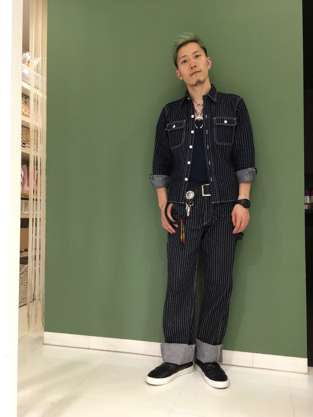 「セットアップ、デニム、ウォバッシュ、イメチェン、ツーブロック委員会」｜「エメラルドグリーンのアイテム（福袋/福箱、グリーン系）」を使った、長野晃宏さん（メンズ・165cm）の秋コーディネートの1枚目の写真