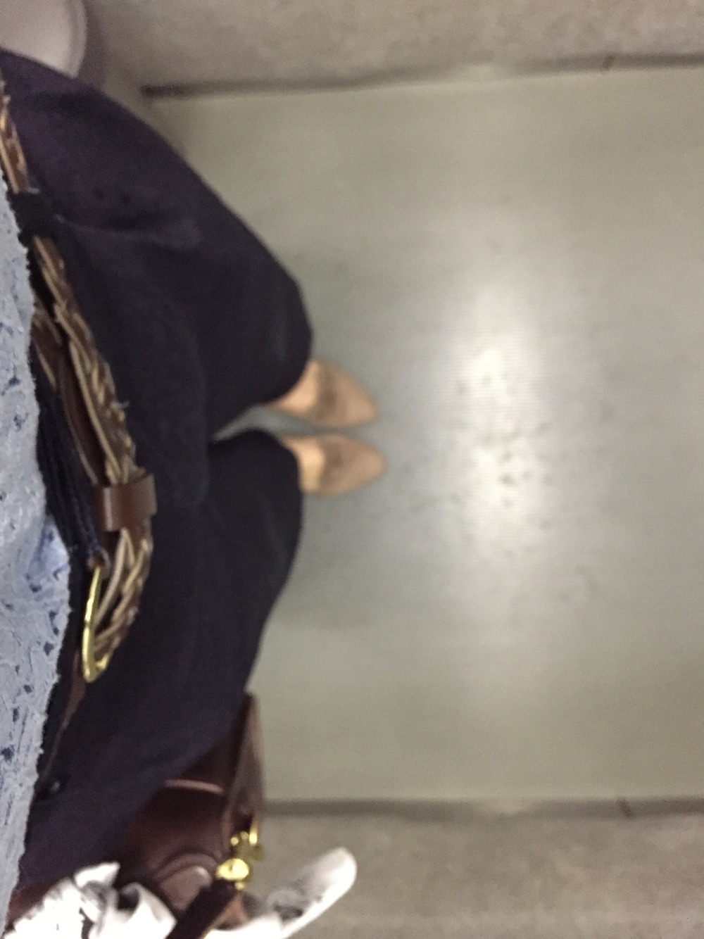 ベージュ系のパンプス、ブルー系のデニムパンツ、ブラウン系のショルダーバッグを着用したレディースの春コーディネートの1枚目の写真