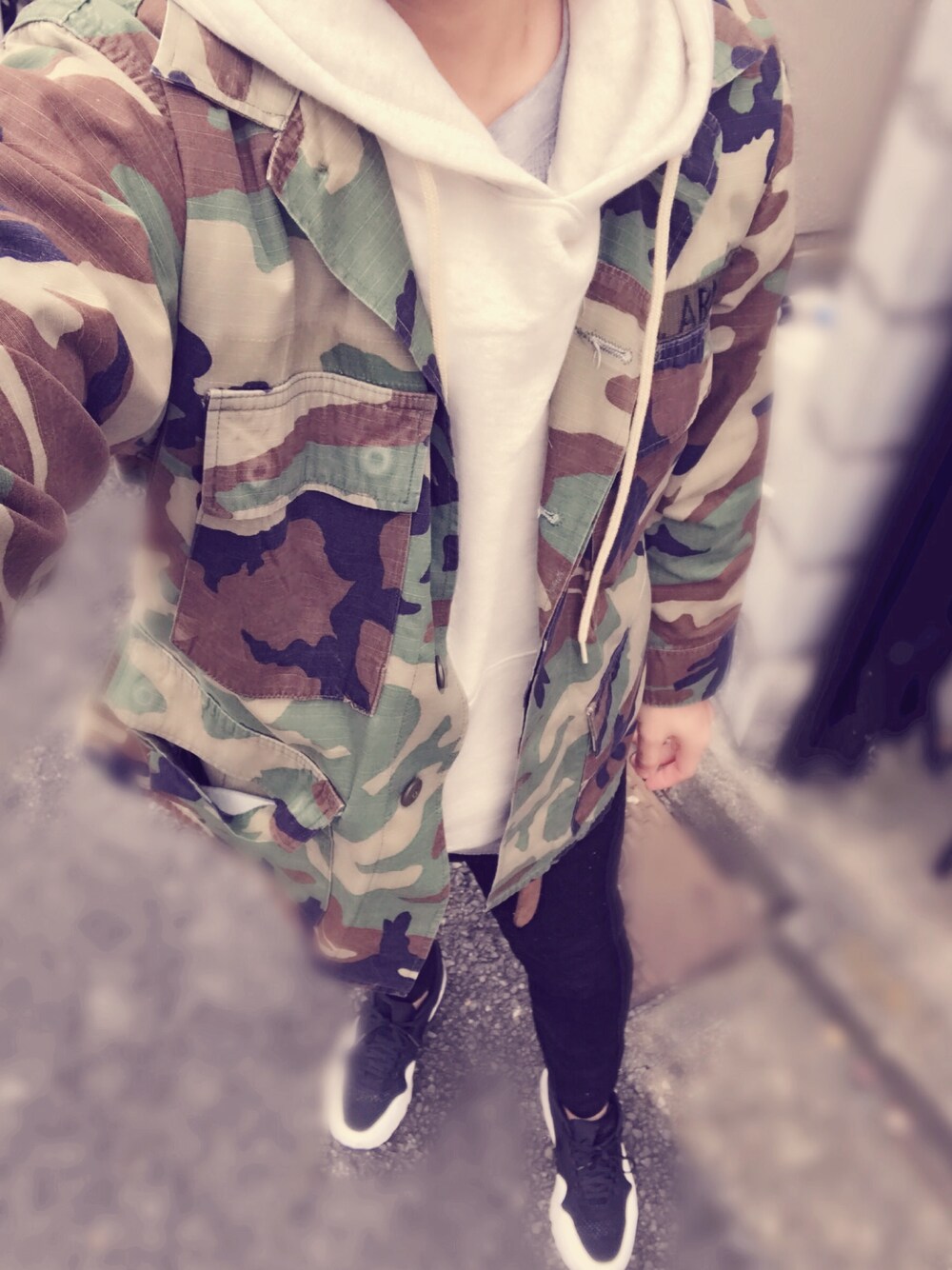 「冬、スニーカー、オトナカジュアル、UNIQLO、スキニー、古着MIX」｜「The Endless SummerのTES/TES FELT WAPPEN PK（パーカー、ベージュ系）」を使った、yukkiiさん（メンズ・170cm）の秋コーディネートの1枚目の写真