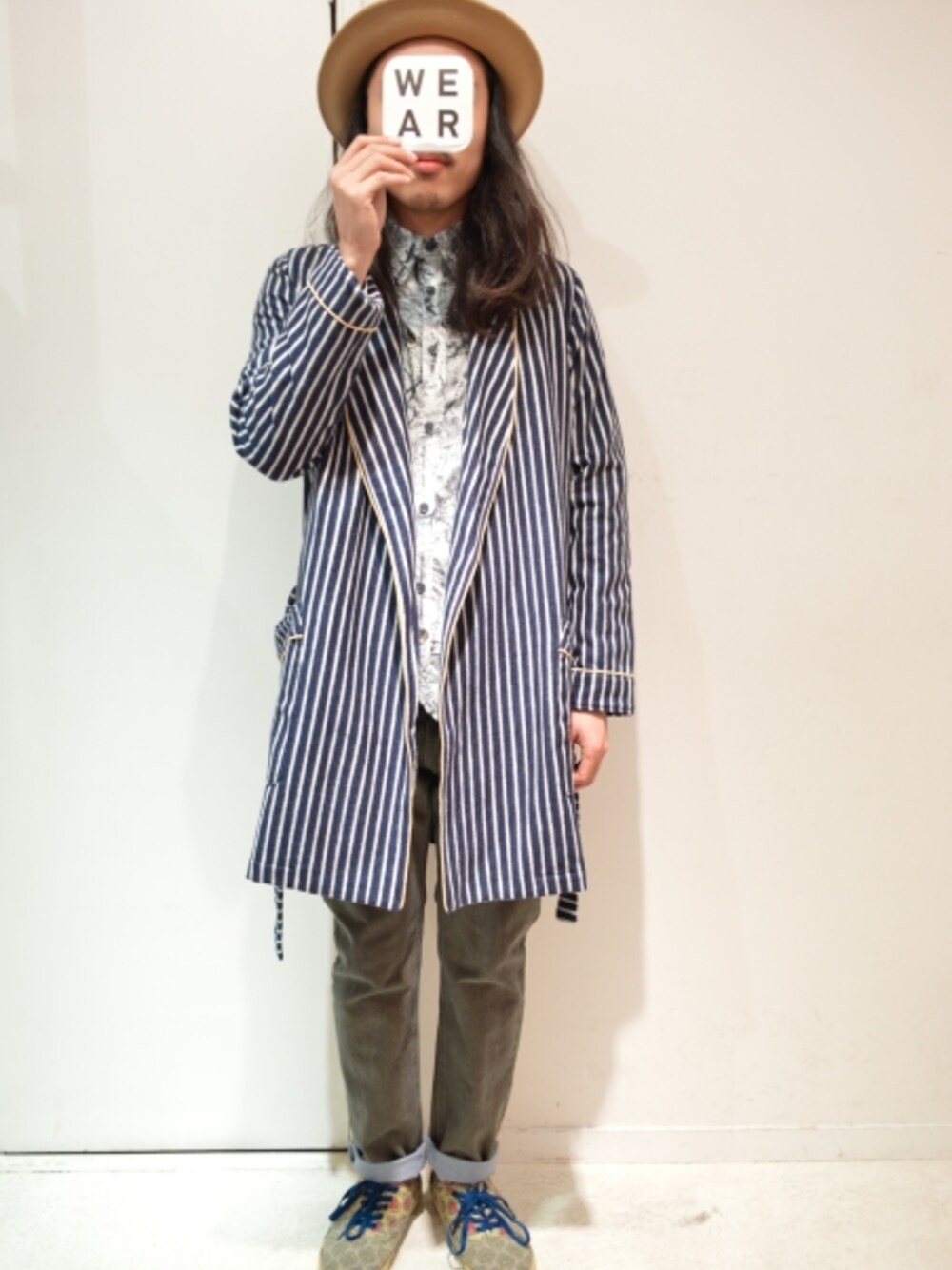 「ガウン、FACETASM、DISCOVERED」｜「DISCOVEREDのMOUNTAIN HAT（ハット、ベージュ系）」を使った、POPSTAFFさん（メンズ・173cm）の冬コーディネートの1枚目の写真