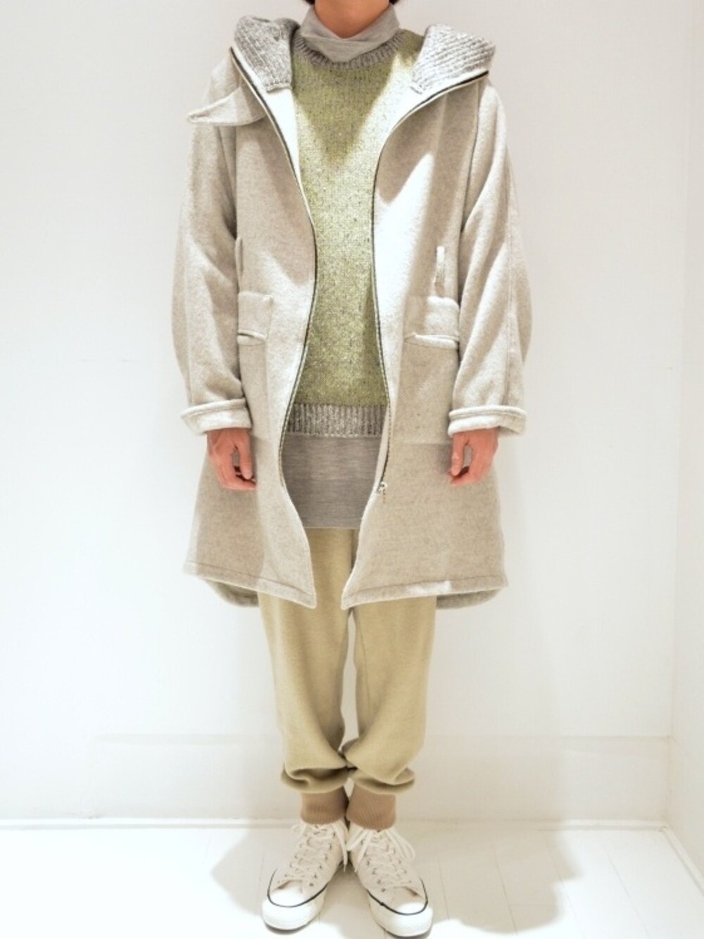 「STOFの積層のフードガウンコート（マウンテンパーカー、ホワイト系）」を使った、POPSTAFFさん（メンズ・173cm）の秋コーディネートの1枚目の写真