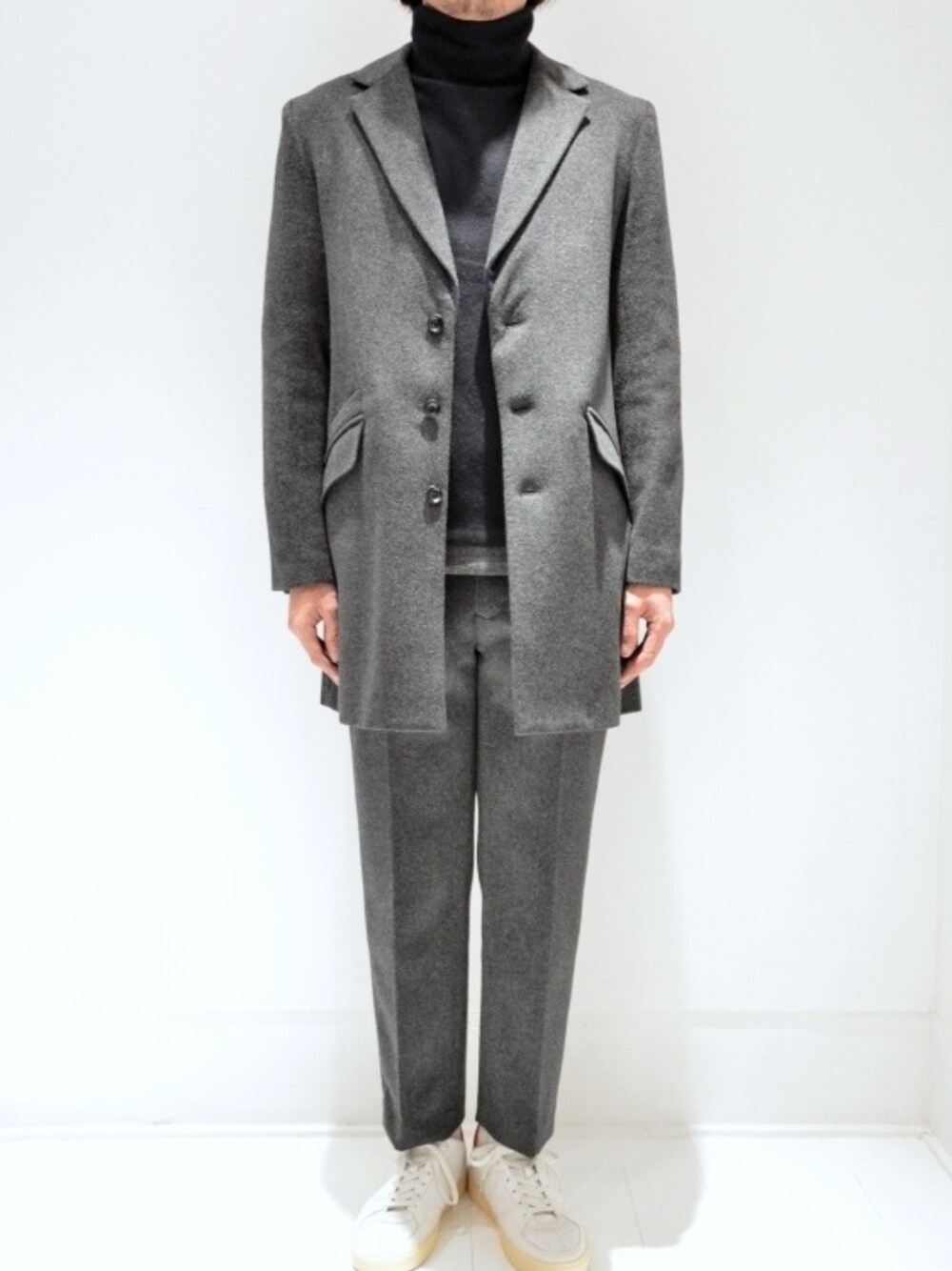 「DISCOVERED、チェスターコート、タートルネック、デート、グレー」｜「DISCOVEREDのJACKET COAT（チェスターコート、グレー系）」を使った、POPSTAFFさん（メンズ・173cm）の冬コーディネートの1枚目の写真