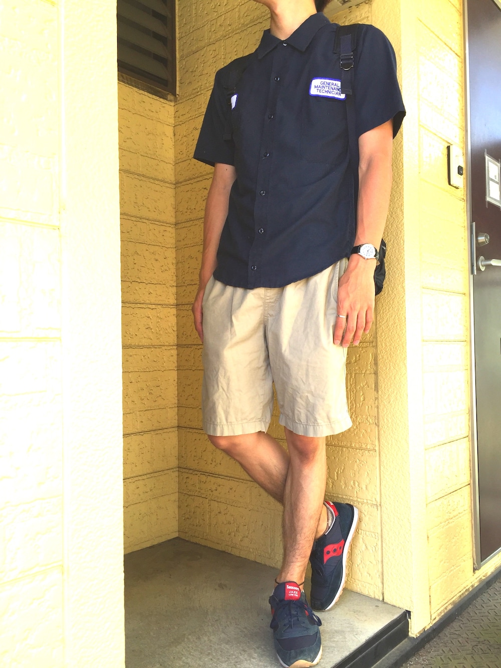 ブルー系のシャツ/ブラウス、ブルー系のスニーカー、ブルー系のバックパック/リュックを着用したメンズの夏コーディネートの1枚目の写真