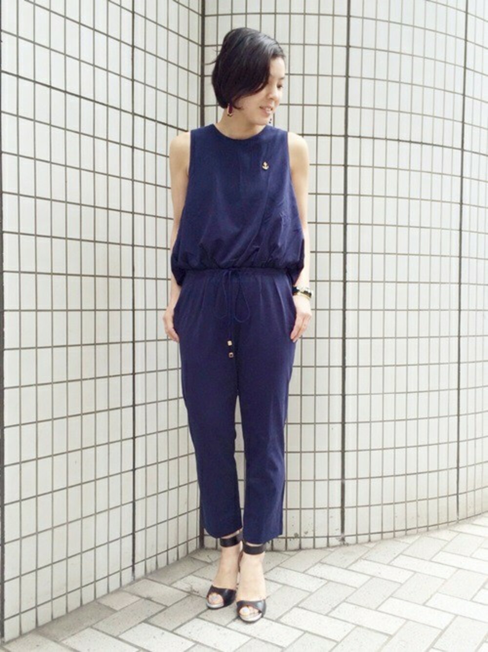 ブルー系のつなぎ/オールインワン、ブラック系のサンダルを着用したレディースの春コーディネートの1枚目の写真