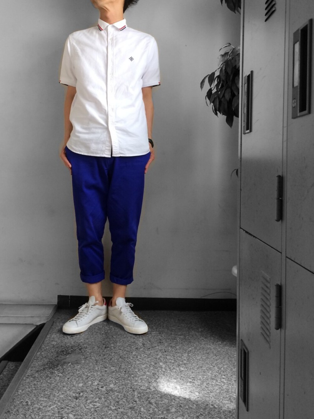 その他のシャツ/ブラウス、ブルー系のその他パンツ、ホワイト系のスニーカーを着用したメンズの夏コーディネートの1枚目の写真