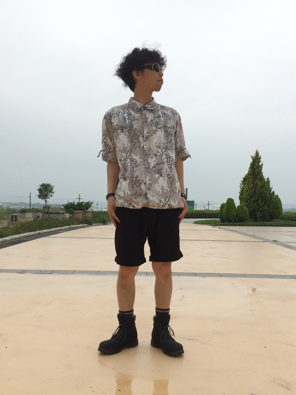 グレー系のその他アウター、グレー系のその他アウター、ホワイト系のタンクトップを着用したメンズの夏コーディネートの1枚目の写真