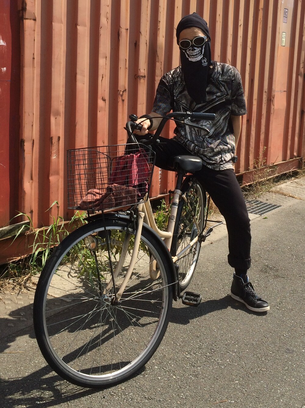 「不審者ちゃう、違法タギングスタイルちゃう、ママチャリ、黒Tシャツ、EDWIN、SEN、オールブラック、MY HOLIDAY TEES」｜「off shotsのササッ（隠（福袋/福箱、ブラック系）」を使った、☈ ¥ ⍨⃝⇑さん（メンズ・175cm）の夏コーディネートの1枚目の写真