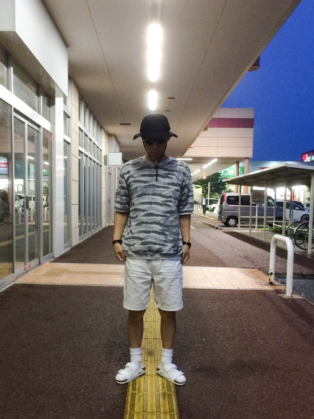 その他のスウェット、ホワイト系のパンツ、ホワイト系のサンダルを着用したメンズの夏コーディネートの1枚目の写真