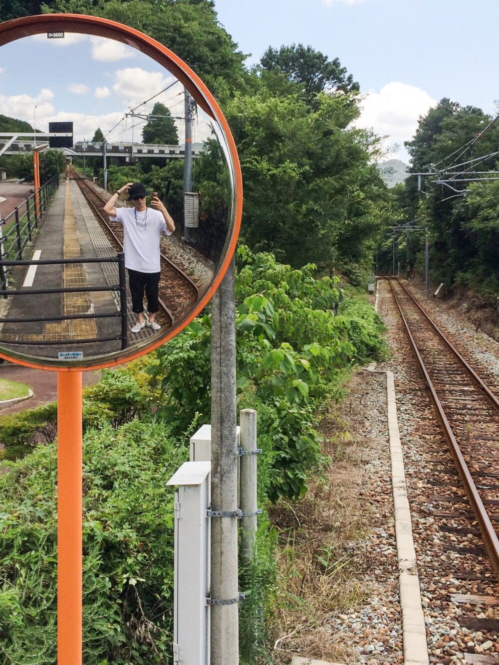 ホワイト系のTシャツ/カットソー、ブラック系のチノパンツ、ホワイト系のスニーカーを着用したメンズの秋コーディネートの1枚目の写真