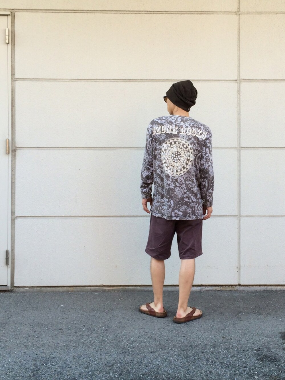 ブラウン系のTシャツ/カットソー、ブラウン系のTシャツ/カットソー、パープル系のその他パンツを着用したメンズの秋コーディネートの1枚目の写真