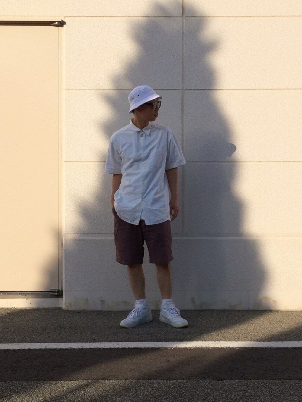 ホワイト系のTシャツ/カットソー、ホワイト系のTシャツ/カットソー、パープル系のその他パンツを着用したメンズの秋コーディネートの1枚目の写真
