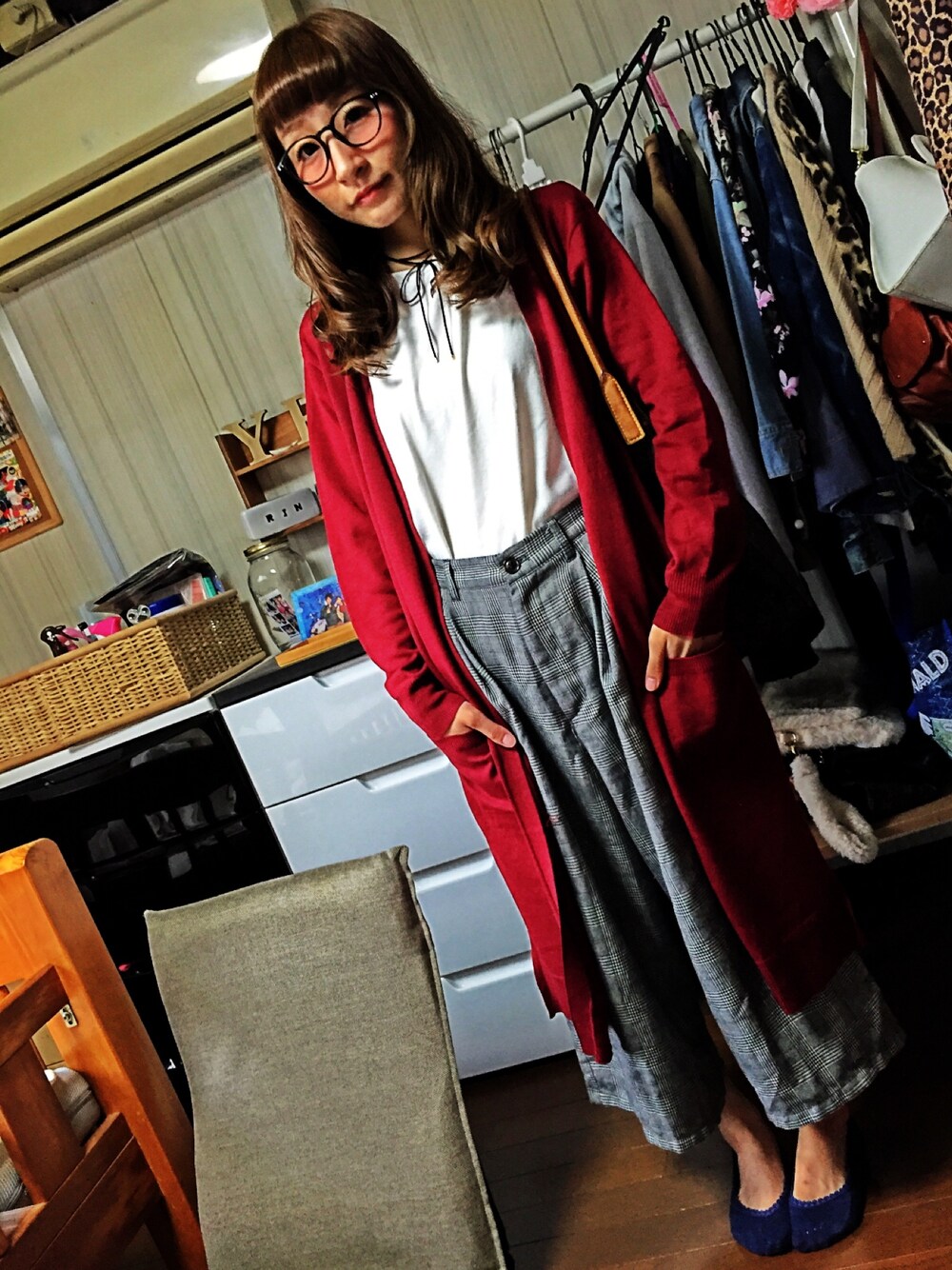 「茨城スナップ、ロングカーディガン、リボンチョーカー、白Tシャツ、ガウチョパンツ、ダテメガネ、LouisVuitton、ソックス、部屋撮り」｜「GUのアイテム（メガネ、ブラック系）」を使った、reichelさん（レディース・148cm）の秋コーディネートの1枚目の写真