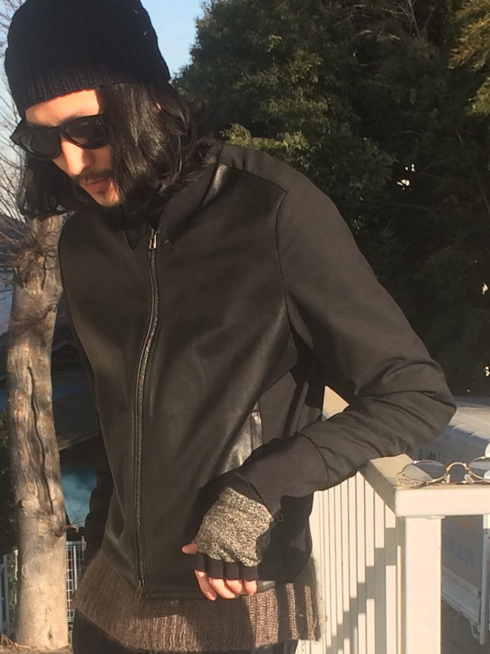 「Martin Margiela、CELINE、3.1 phillip lim、サングラス、レザー」｜「MARTIN MARGIELAのニットキャップ（ニットキャップ/ビーニー、ブルー系）」を使った、賀津 塔さん（メンズ・178cm）の冬コーディネートの1枚目の写真