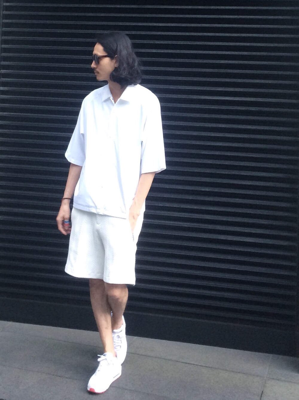 「TOMFORD、ENROUTE、STUDIOUS、NIKE、sneakers、サングラス、白」｜「TOM FORDのアイテム（サングラス、ブラウン系）」を使った、賀津 塔さん（メンズ・178cm）の夏コーディネートの1枚目の写真