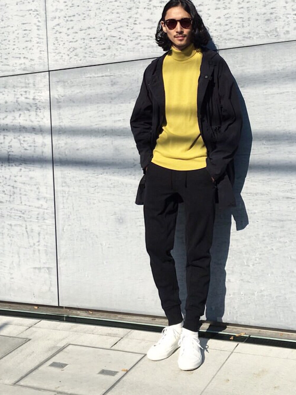 「ENROUTE_TOKYO、UNITED TOKYO、3.1 phillip lim、ACNE、マウンテンパーカー、タートルネック、イエロー、白スニーカー」｜「EN ROUTEのalk phenix（アルクフェニックス） shu coat（マウンテンパーカー、ブラック系）」を使った、賀津 塔さん（メンズ・178cm）の秋コーディネートの1枚目の写真