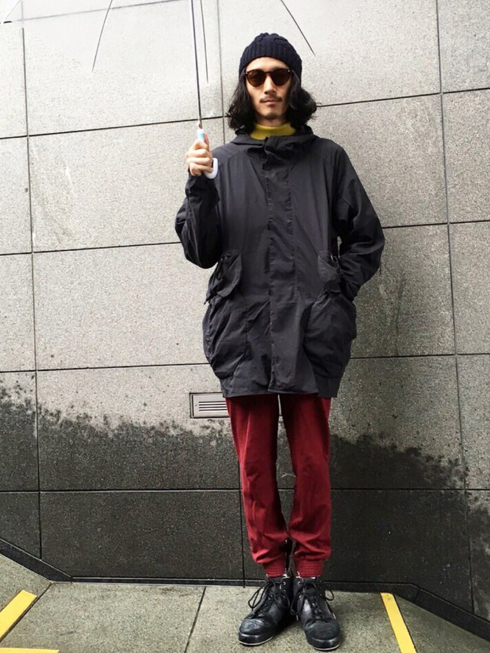 「ENROUTE_TOKYO、UNITED TOKYO、JOHN LAWRENCE SULLIVAN、PUMA、Martin Margiela、赤パンツ、黒スニーカー」｜「EN ROUTEのalk phenix（アルクフェニックス） shu coat（マウンテンパーカー、ブラック系）」を使った、賀津 塔さん（メンズ・178cm）の秋コーディネートの1枚目の写真