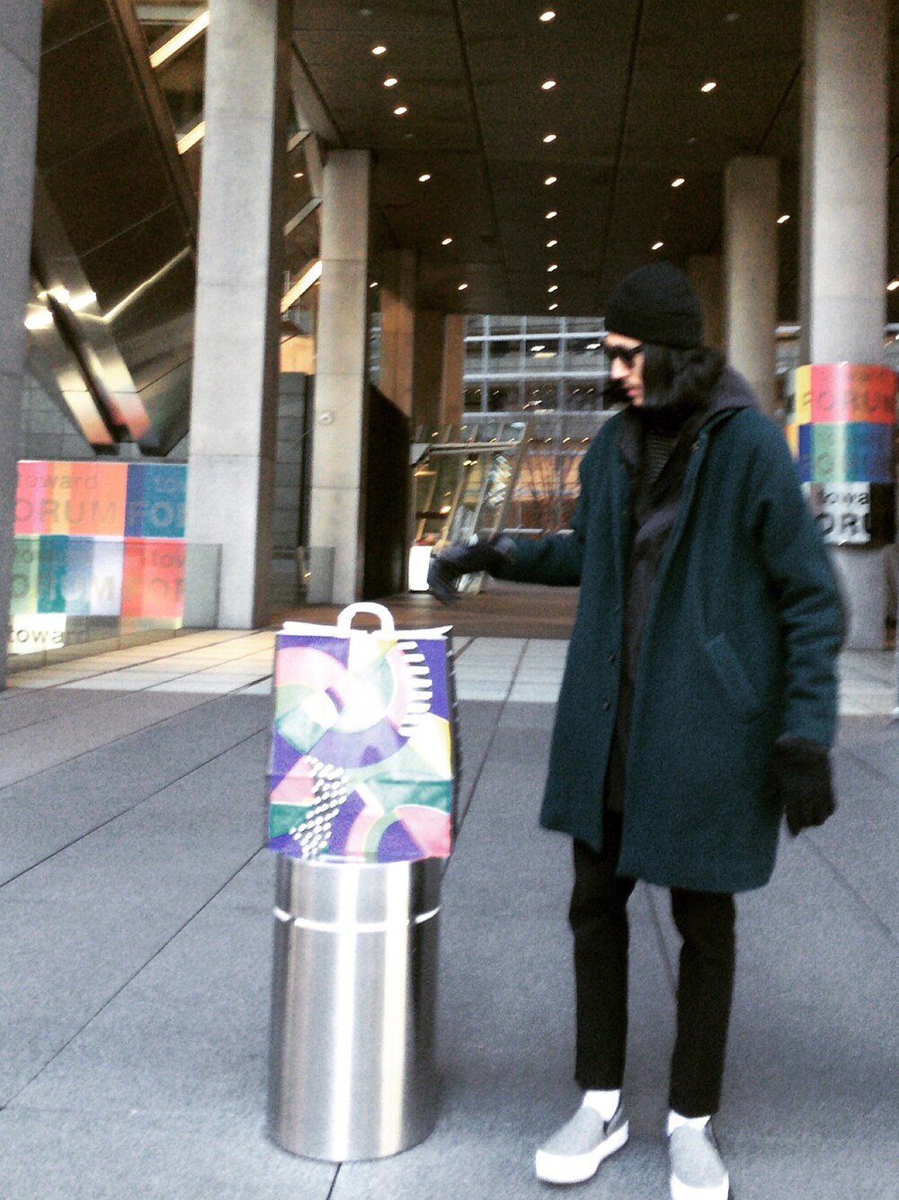 「amialexandremattiussi、suzukitakayuki、ENROUTE_TOKYO、TOMORROWLAND、ACNE、UNITED TOKYO、carven、CELINE、ニット帽、サングラス」｜「AMI Alexandre MattiussiのMEN BEANIE（ニットキャップ/ビーニー、ブラック系）」を使った、賀津 塔さん（メンズ・178cm）の冬コーディネートの1枚目の写真