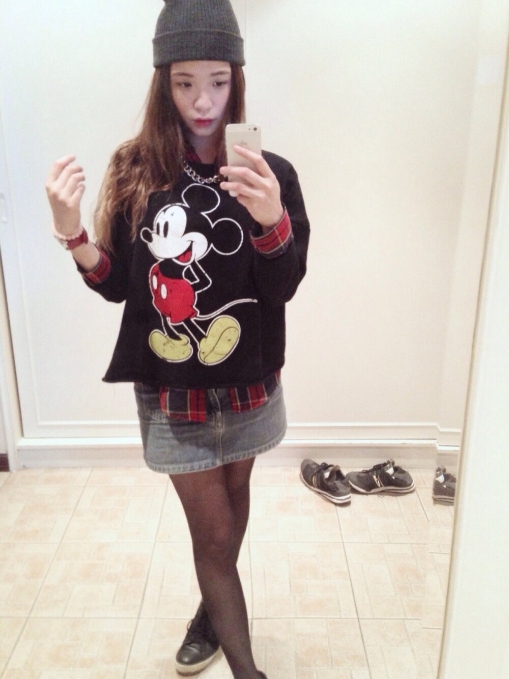 ブラック系のパーカー、レッド系のシャツ/ブラウス、グレー系のニットキャップ/ビーニーを着用したレディースの冬コーディネートの1枚目の写真