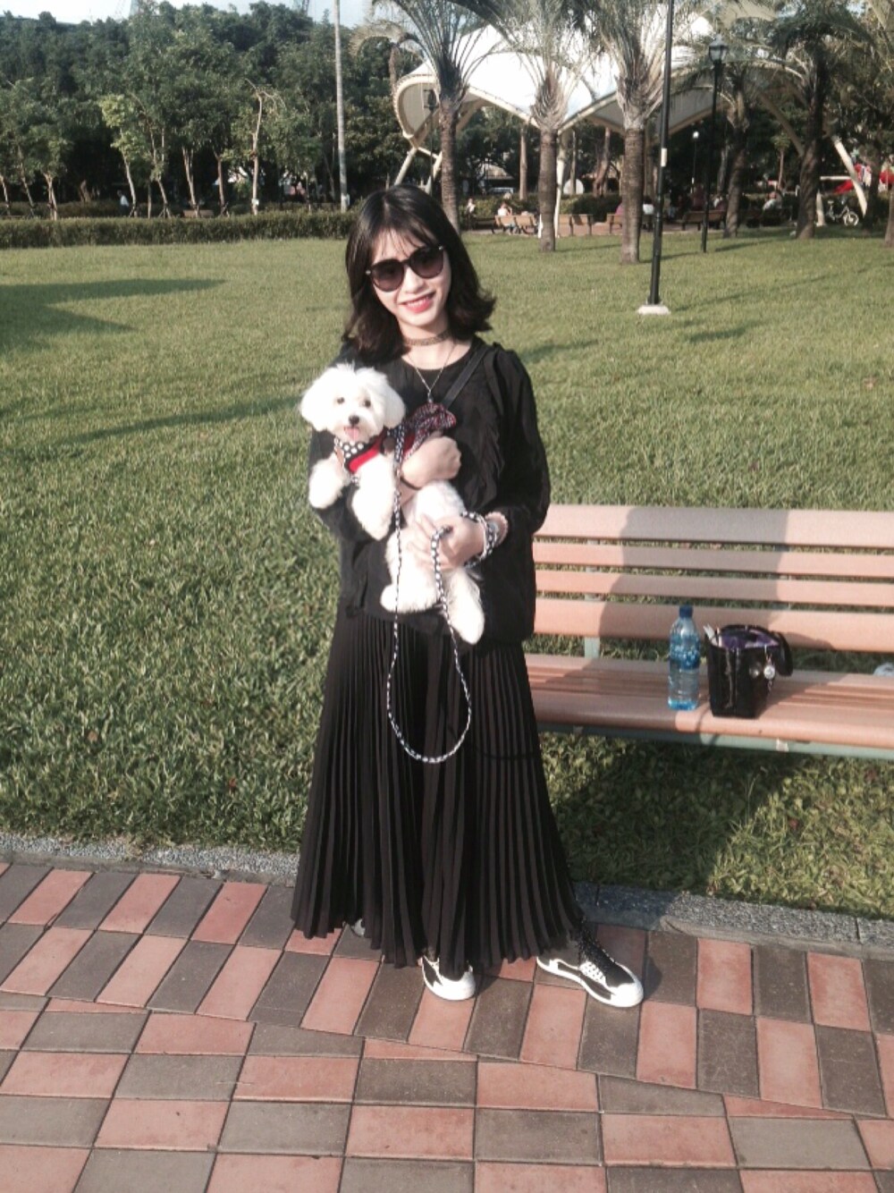 「park、dog、walking、ootd、ooft、black」｜「ZARAのアイテム（トップス、ブラック系）」を使った、Rosie🌹さん（レディース・161cm）の秋コーディネートの1枚目の写真