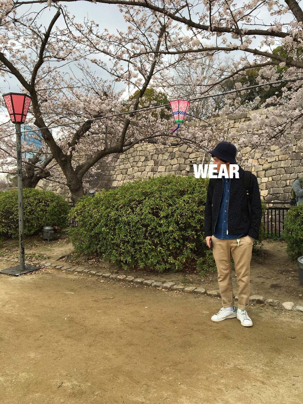 「シンプルコーデ、休日スタイル、古着MIX、ワイドパンツ、ハット」｜「BEAMS PLUSの○BEAMS PLUS / ストームジャケット（ブルゾン、ブラック系）」を使った、カツオ ショーリさん（メンズ・171cm）の春コーディネートの1枚目の写真