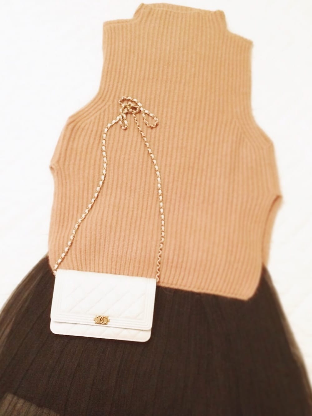 「chanel」｜「CHANELのアイテム（ウォレットチェーン、ホワイト系）」を使った、lil1989さん（レディース・165cm）の冬コーディネートの1枚目の写真