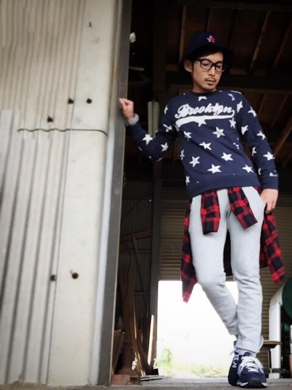 「赤いチェックシャツ、H&M、UNIQLO、INFIELDERDESIGN、New Balance」｜「H&Mのアイテム（スウェット、ブルー系）」を使った、Luciaさん（メンズ・165cm）の秋コーディネートの1枚目の写真