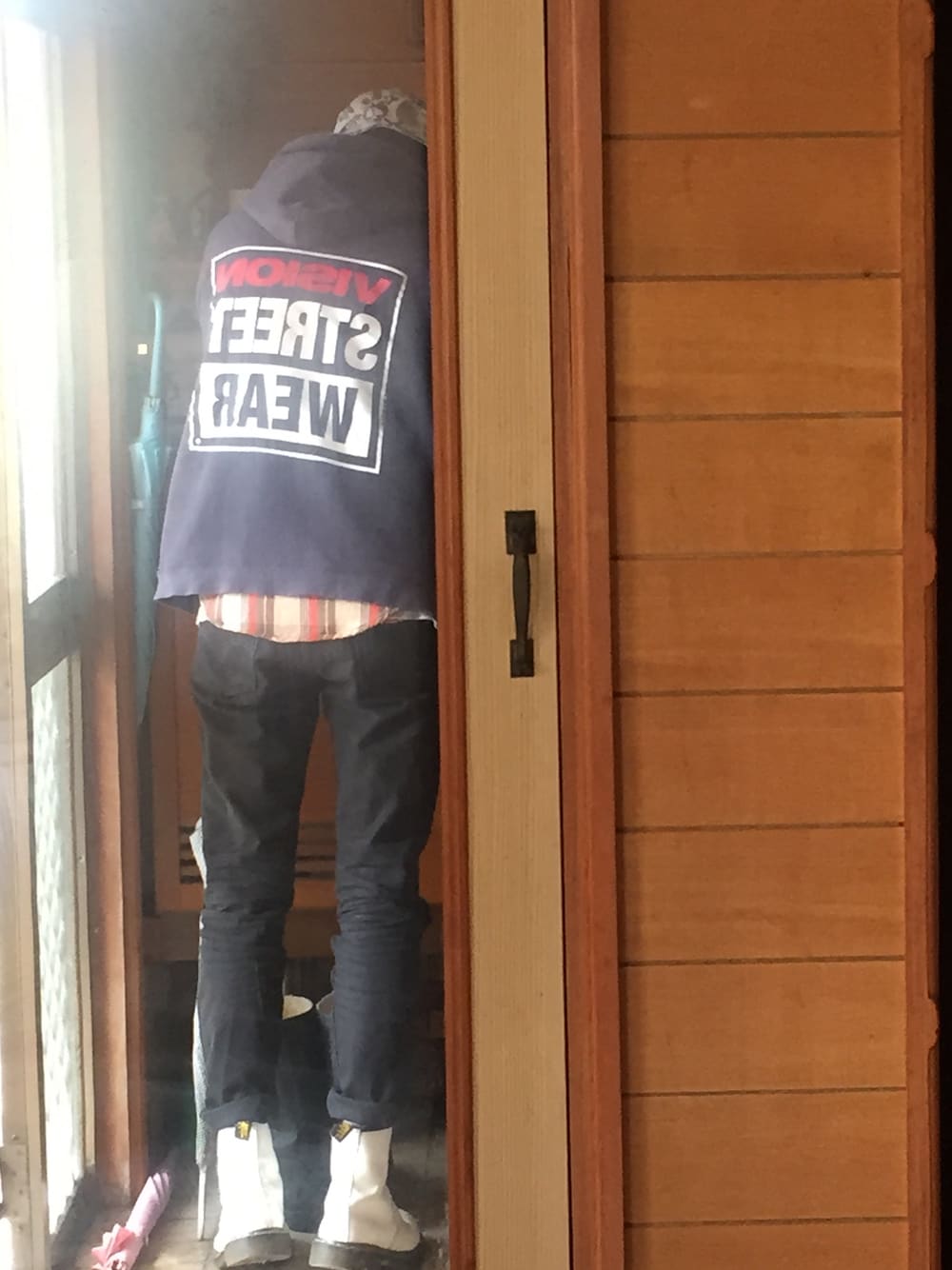 「SK8　、古着、パーカー、ハット、VISIONSTREETWEAR、スキニーデニム、黒スキニー、Dr.Martens」｜「80's VISION STREET WEARのアイテム（パーカー、ブルー系）」を使った、ゆうへいさん（メンズ・172cm）の春コーディネートの1枚目の写真