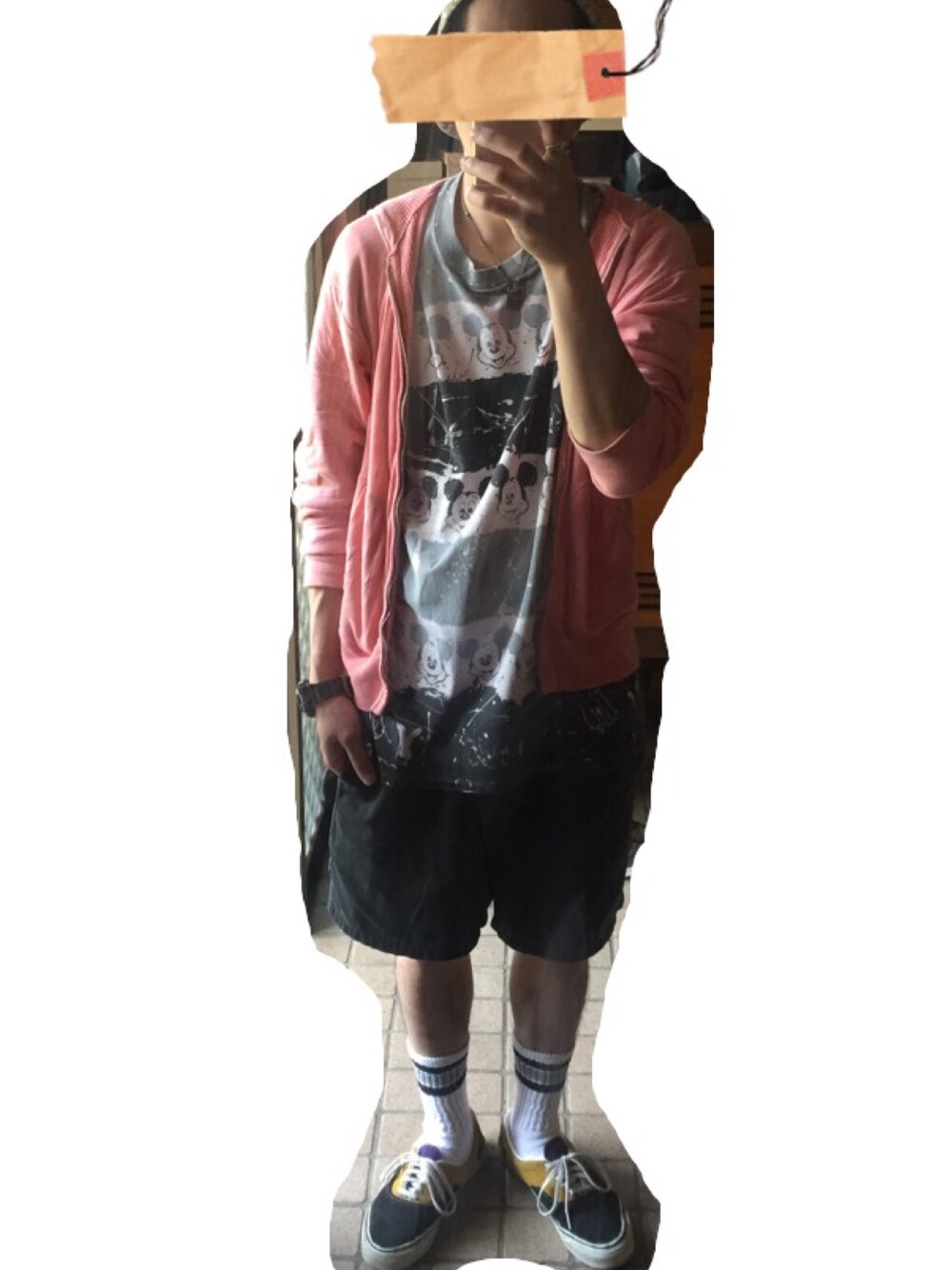 「スニーカー、パーカー、ミッキー、ディズニー、キャラT、総柄トップス、ボーダー、ハーフパンツ、ラインソックス、stussy」｜「VINTAGEのアイテム（Tシャツ/カットソー、グレー系）」を使った、ゆうへいさん（メンズ・172cm）の春コーディネートの1枚目の写真