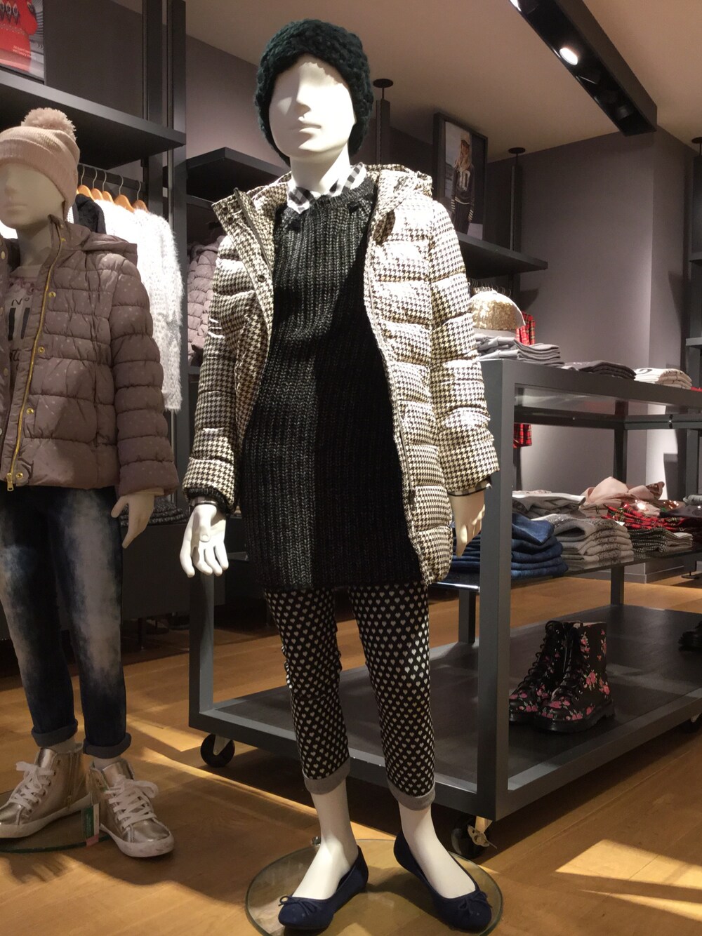 ブラック系のニット/セーター、グレー系のダウンジャケット/コート、ブラック系のシャツ/ブラウスを着用したキッズの秋コーディネートの1枚目の写真