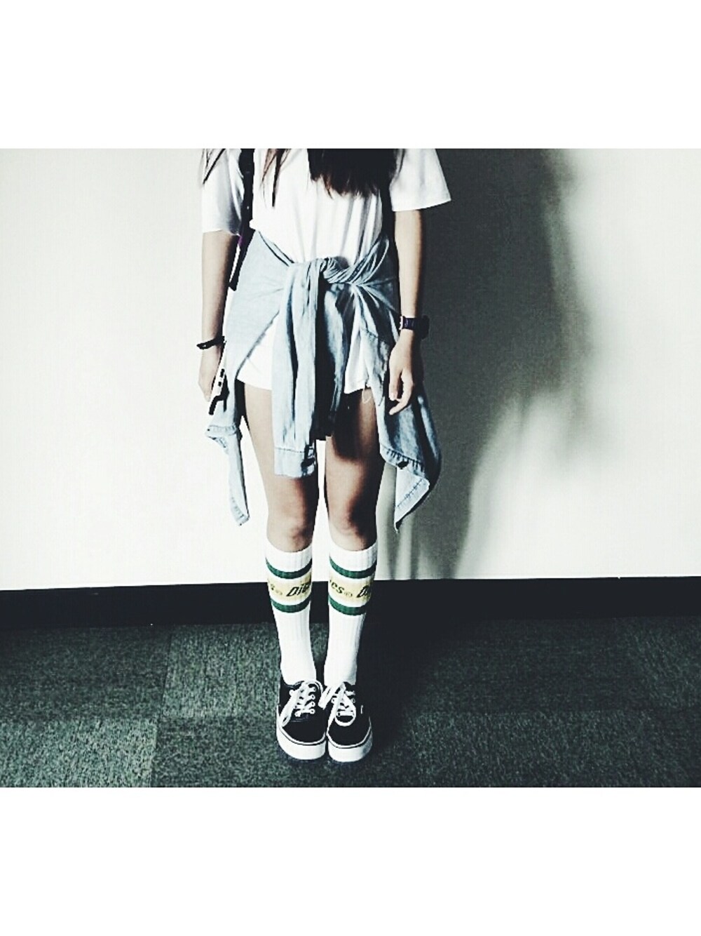 「VANS、white」｜「VANSのVANS（スニーカー、ブラック系）」を使った、陳若咪さん（レディース・157cm）の秋コーディネートの1枚目の写真