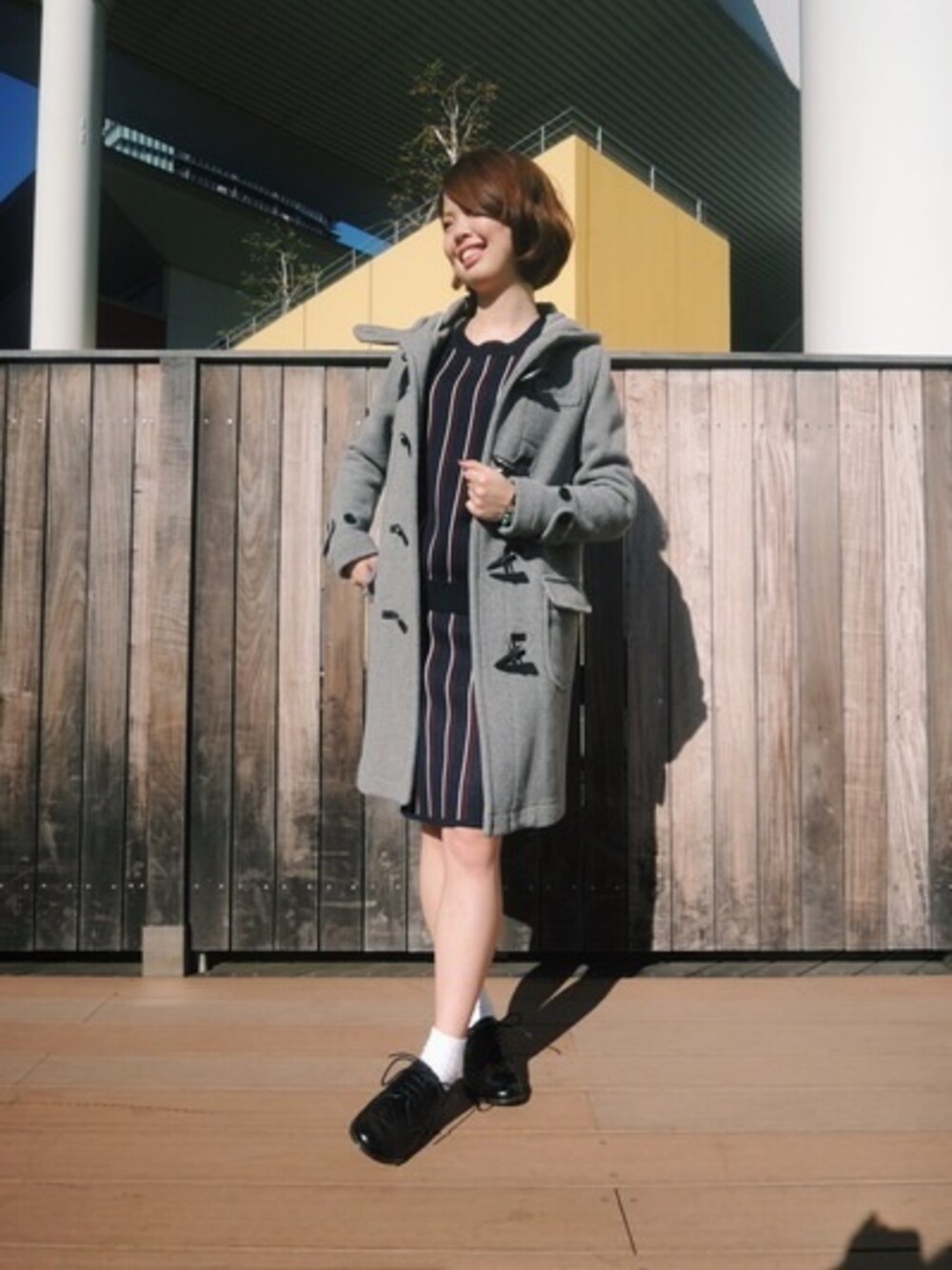 「ダッフルコート、ロング丈ダッフル、セットアップ、ストライプ、ウィンクチップシューズ、マニッシュシューズ、FREAK’Ｓ STORE、タイトスカート」｜「FREAK'S STOREの【＆Premium 掲載商品】ロングダッフルコート（ダッフルコート、グレー系）」を使った、しげさん（レディース・162cm）の冬コーディネートの1枚目の写真