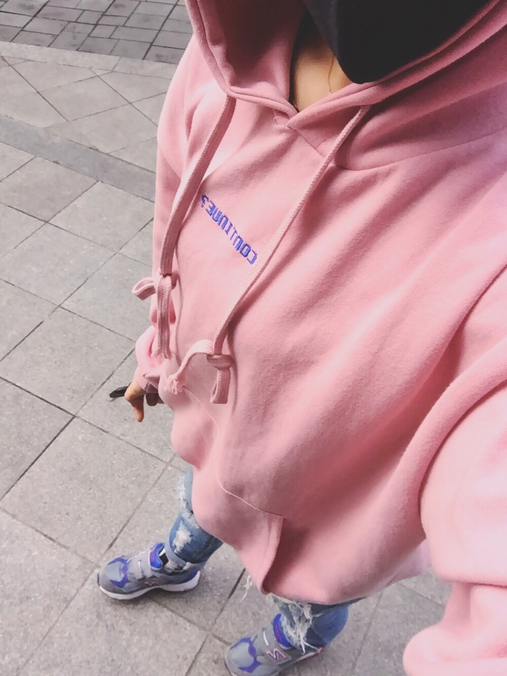 「daily look、hoodie」｜「NEW BALANCEのアイテム（スニーカー、グレー系）」を使った、LaylaShinさん（レディース・153cm）の春コーディネートの1枚目の写真