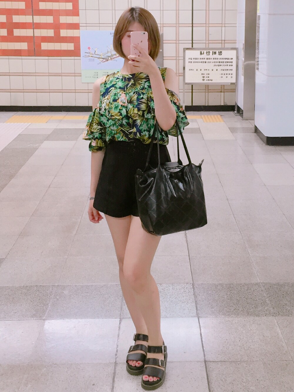 「daily look」｜「LONGCHAMPのアイテム（トートバッグ、ブラック系）」を使った、LaylaShinさん（レディース・153cm）の夏コーディネートの1枚目の写真