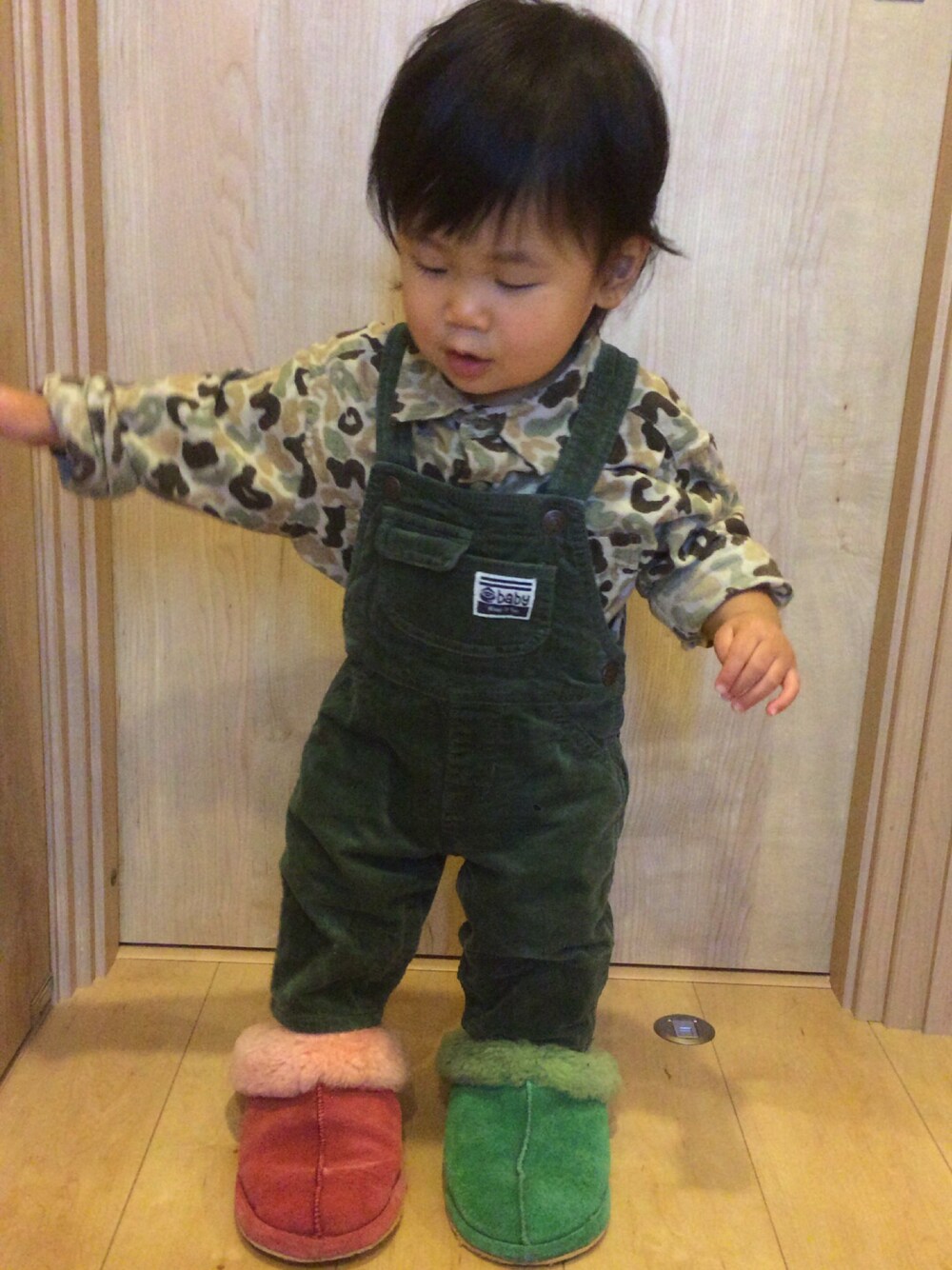 「キッズコーデ、男の子、カーキ、オーバーオール、カモフラ、迷彩、フランネルシャツ」｜「UNIQLOのアイテム（シャツ/ブラウス、グリーン系）」を使った、KANAYOさん（キッズ・70cm）の冬コーディネートの1枚目の写真