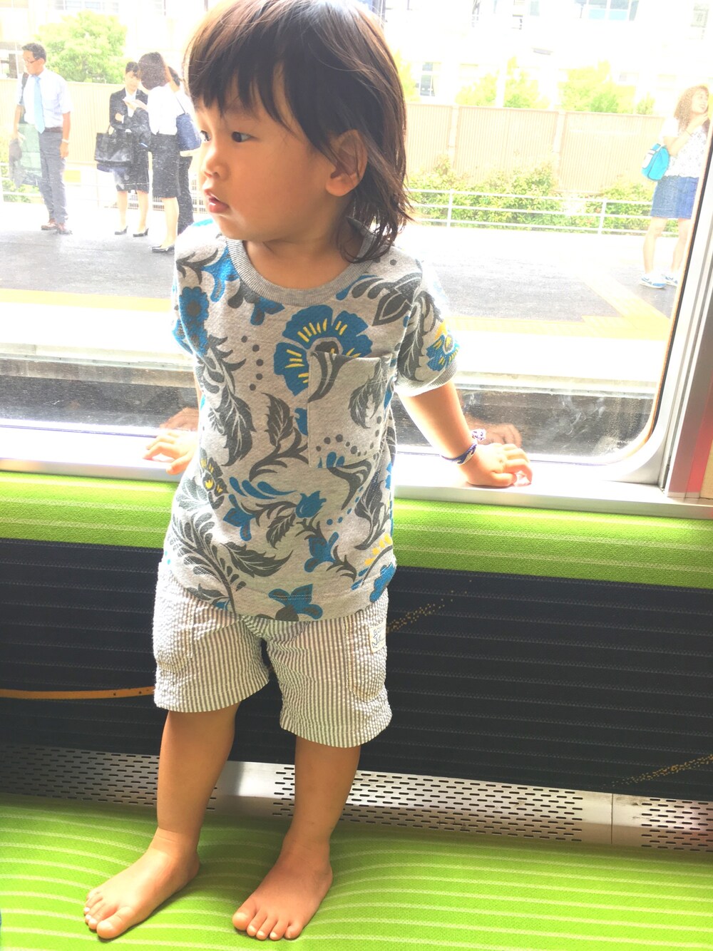 「キッズコーデ、男の子、おとこのこ、1歳、summer、ラフ、リラックススタイル、Avan Lily、花柄、西松屋」｜「AVAN LILYのアイテム（スウェット、グレー系）」を使った、KANAYOさん（キッズ・80cm）の夏コーディネートの1枚目の写真