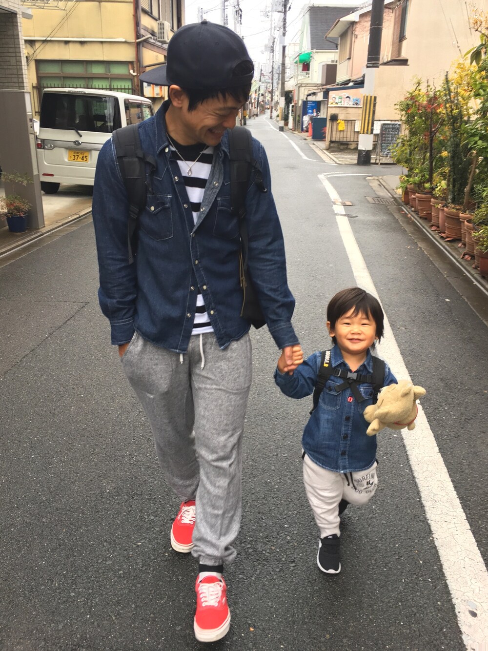 「リンクコーデ、おそろいコーデ、父と息子、2歳、休日スタイル、ラフ、スウェットパンツ、デニムシャツ、スニーカー、リュック」｜「BREEZEのデニムシャツ（シャツ/ブラウス、ブルー系）」を使った、KANAYOさん（キッズ・90cm）の秋コーディネートの1枚目の写真